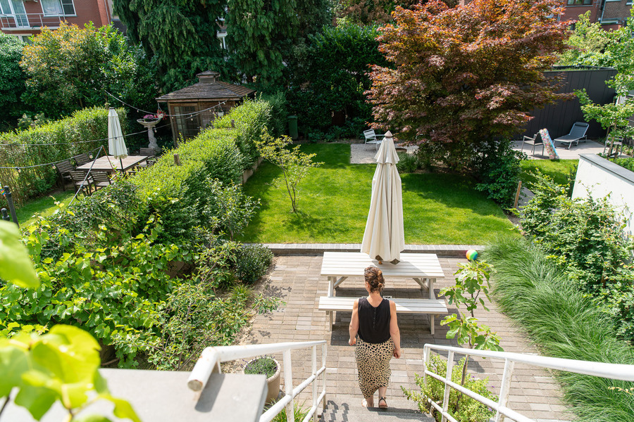 Zowel van de eerste verdieping als van het gelijkvloers, wandel je zo de tuin in.